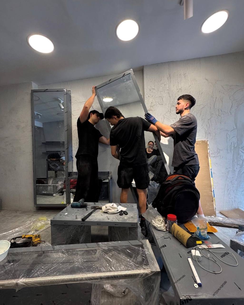 Equipo ARM Estudio en proceso de remodelación tienda de ropa Bogotá
