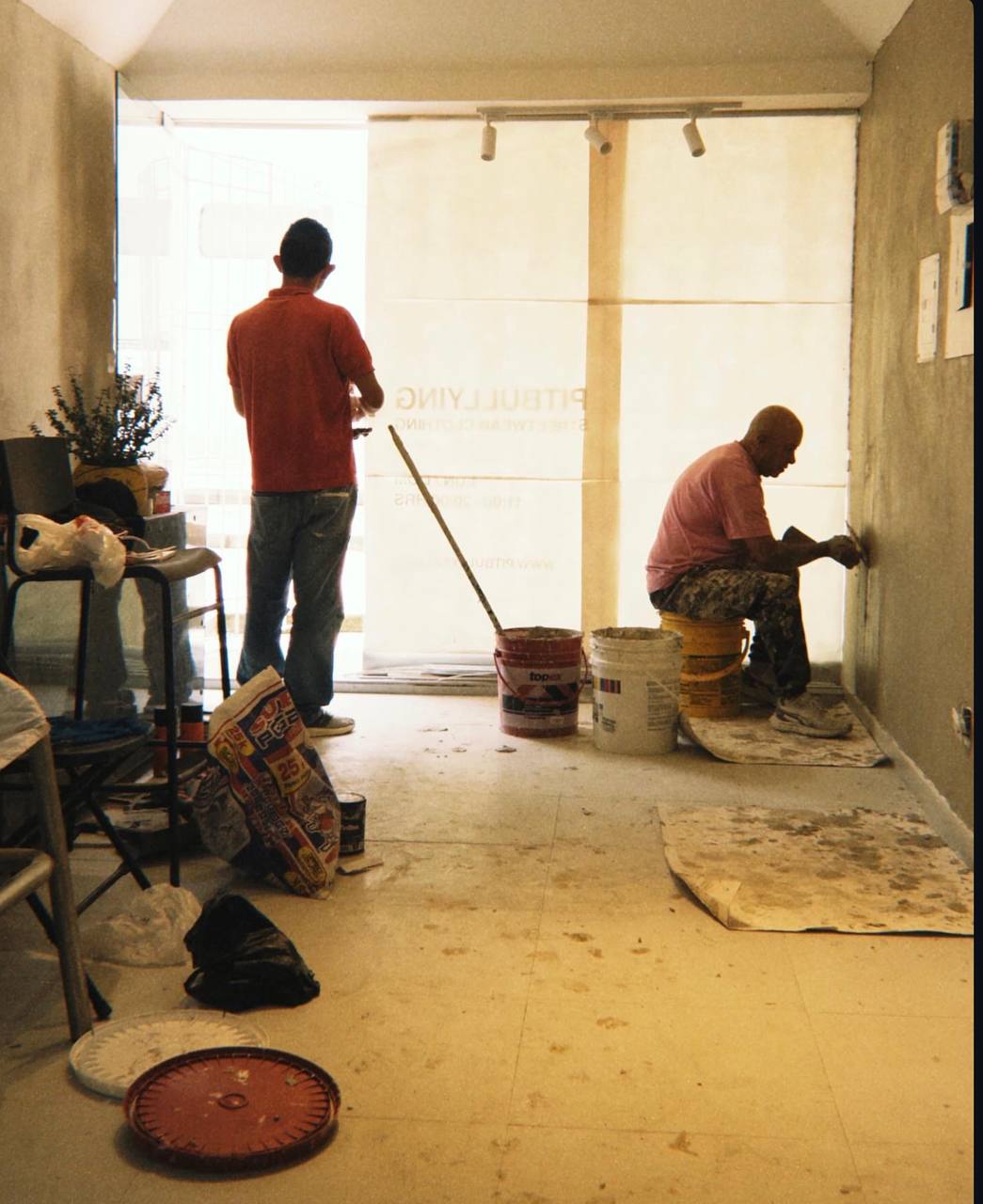 Estado del local antes de la remodelación — albañiles trabajando en Pitbullying Streetwear Bogotá