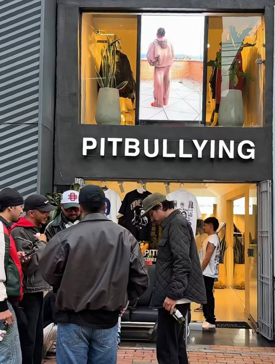 Fachada exterior Pitbullying Streetwear Bogotá — remodelación ARM Estudio