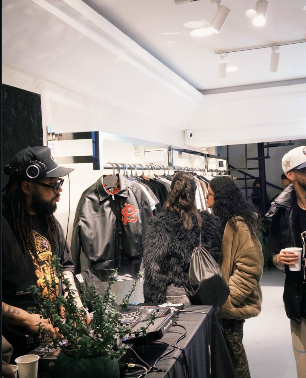 Inauguración Pitbullying Streetwear — espacio lleno de gente, remodelación ARM Estudio Bogotá